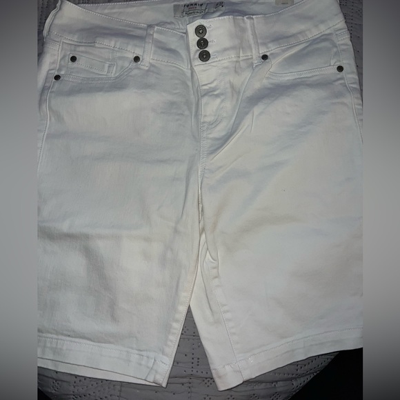 Pants - 11” White Jegging Bermuda shorts